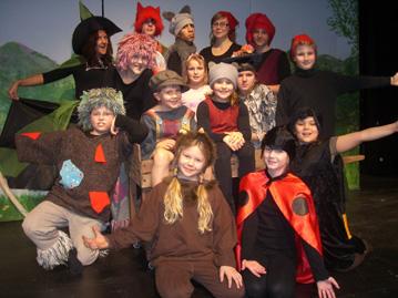 Gruppbild från musikalen "Häxdryck & Rävspel"